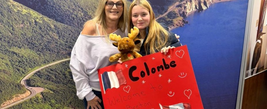 Jeune lycéenne accueillit par sa famille d'accueil